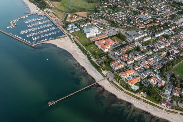 Luftaufnahme einer Stadt neben dem Meer mit Küstenlandschaft.