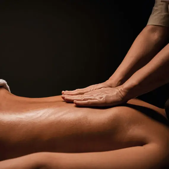 Eine Person erhält eine Massage.