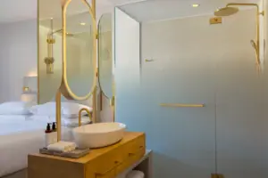 offenes Bad Badezimmer mit Waschbecken und Dusche