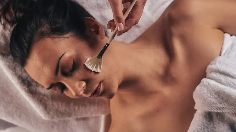 Person erhält eine Massage in einem Innenraum.