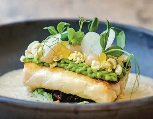 Ein Teller mit Essen auf einer Theke.