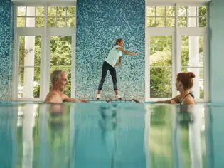 Eine Gruppe von Menschen in einem Schwimmbecken.