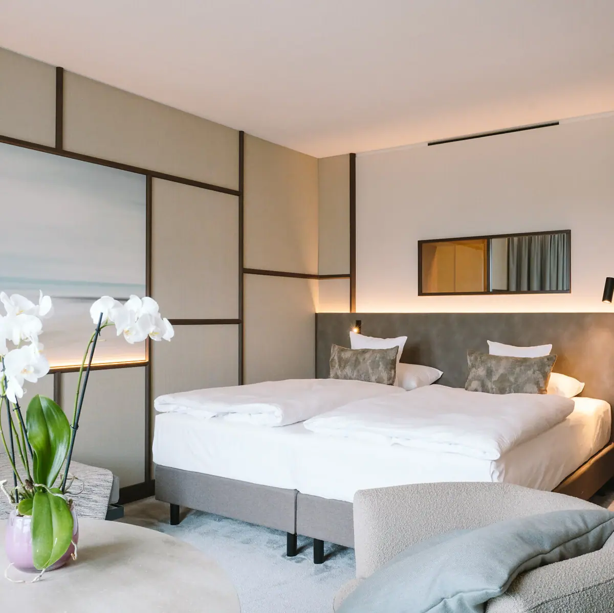 Ein Schlafzimmer mit einem Bett und einem Tisch.