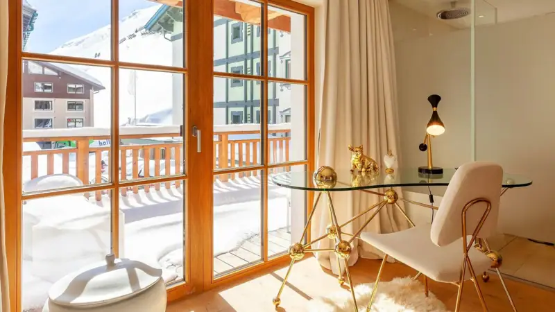 Ein Raum mit einem Glastisch und einem Stuhl.