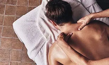 Ein Mann erhält eine Rückenmassage.