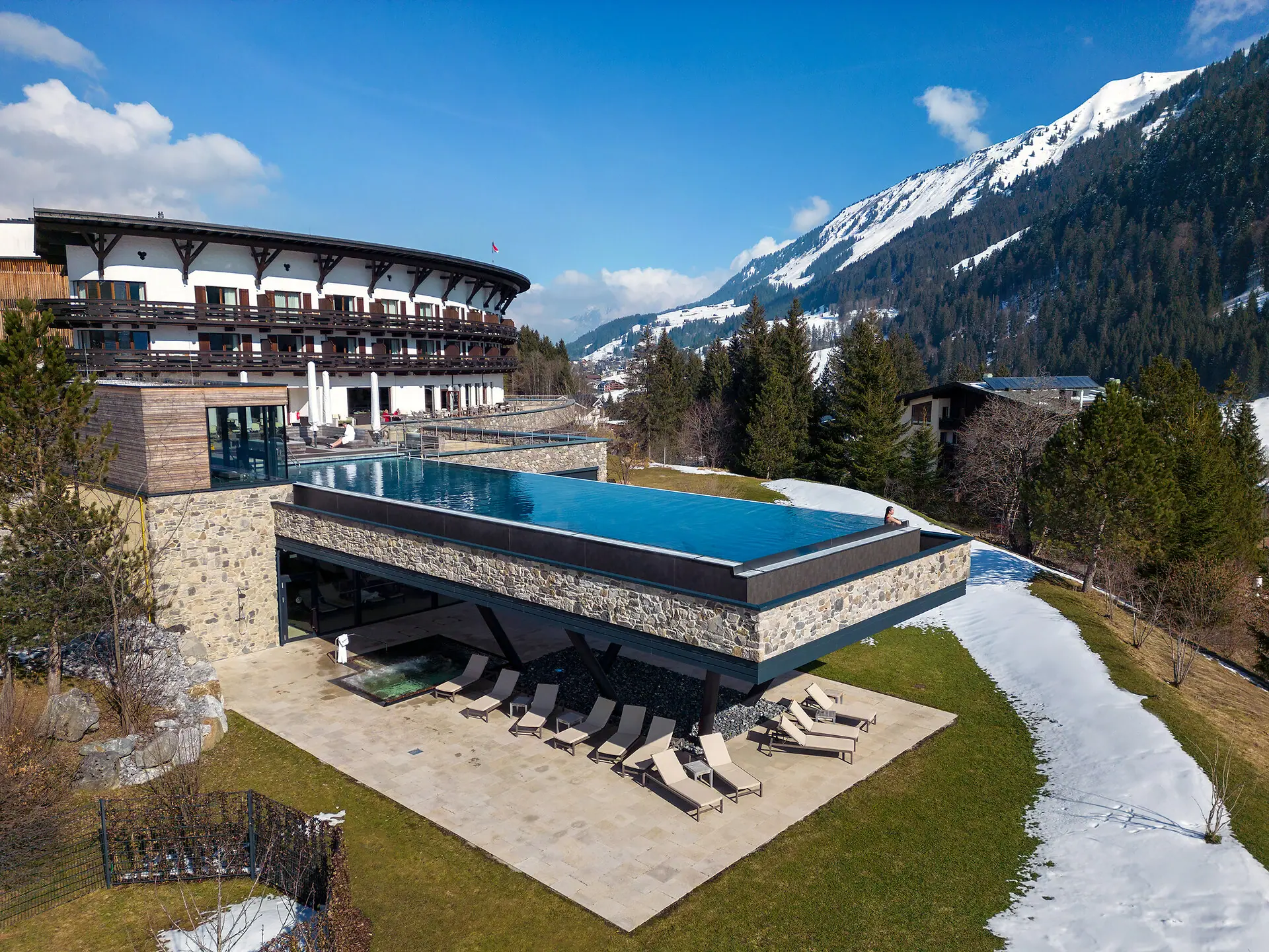 Ein Schwimmbecken in einem Gebäude mit einem Berg im Hintergrund.