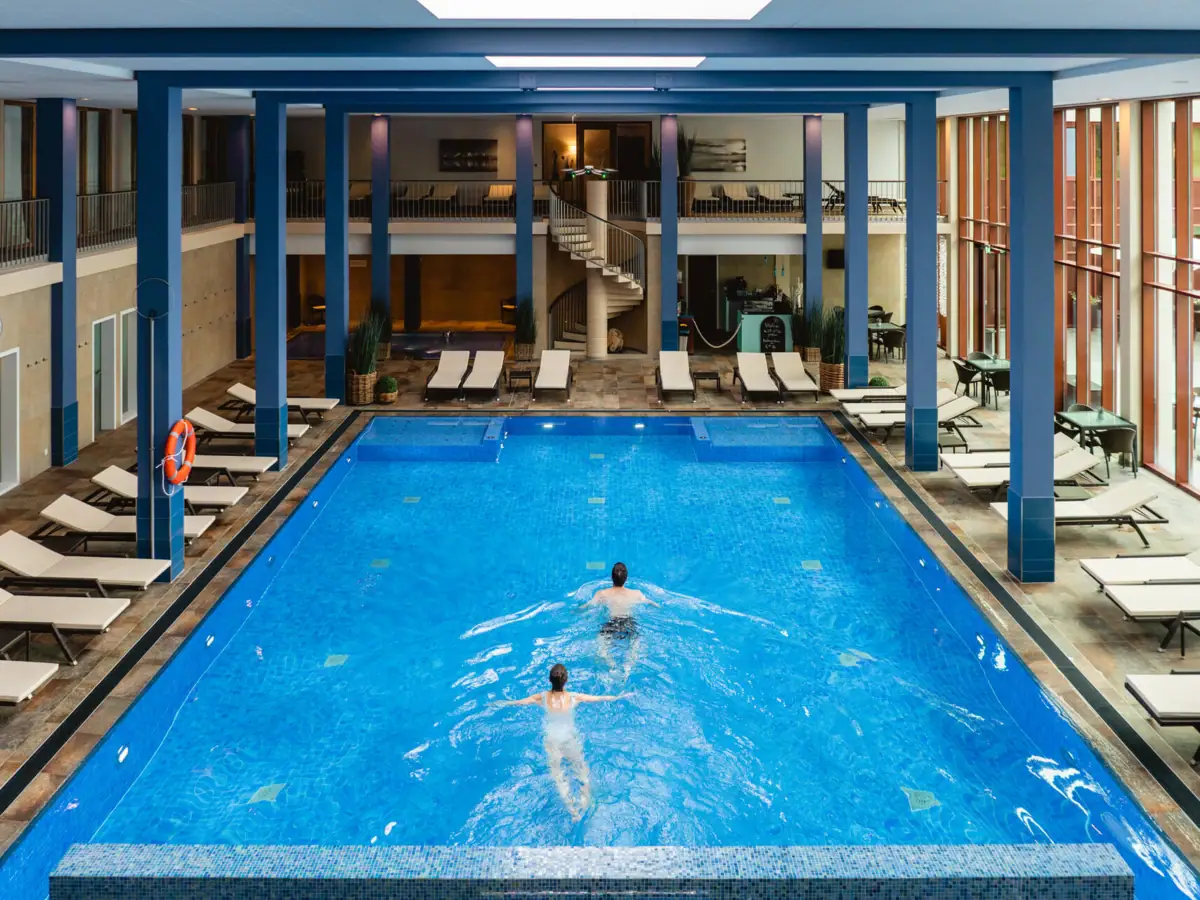 Ein Paar schwimmt in einem Schwimmbecken.
