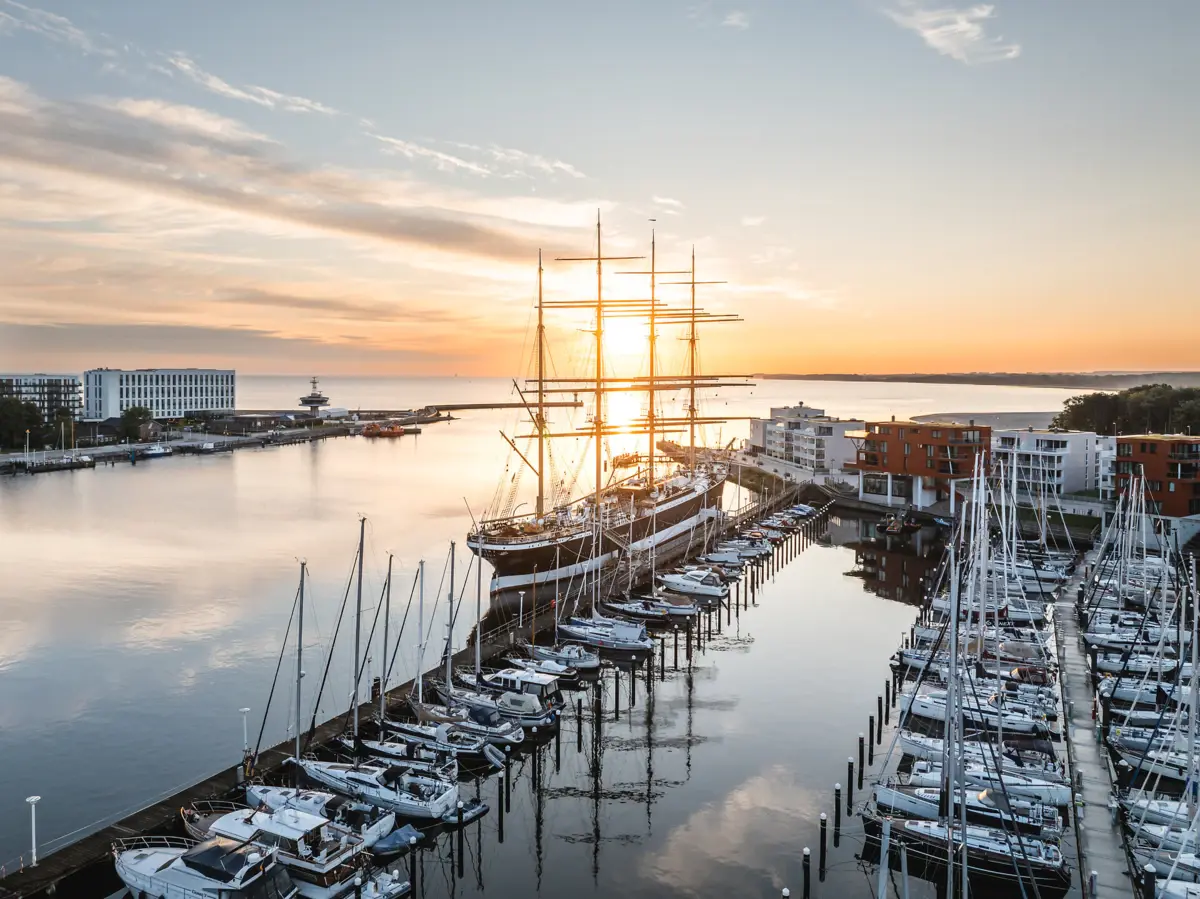 Ein großes Schiff im Hafen bei Sonnenaufgang.