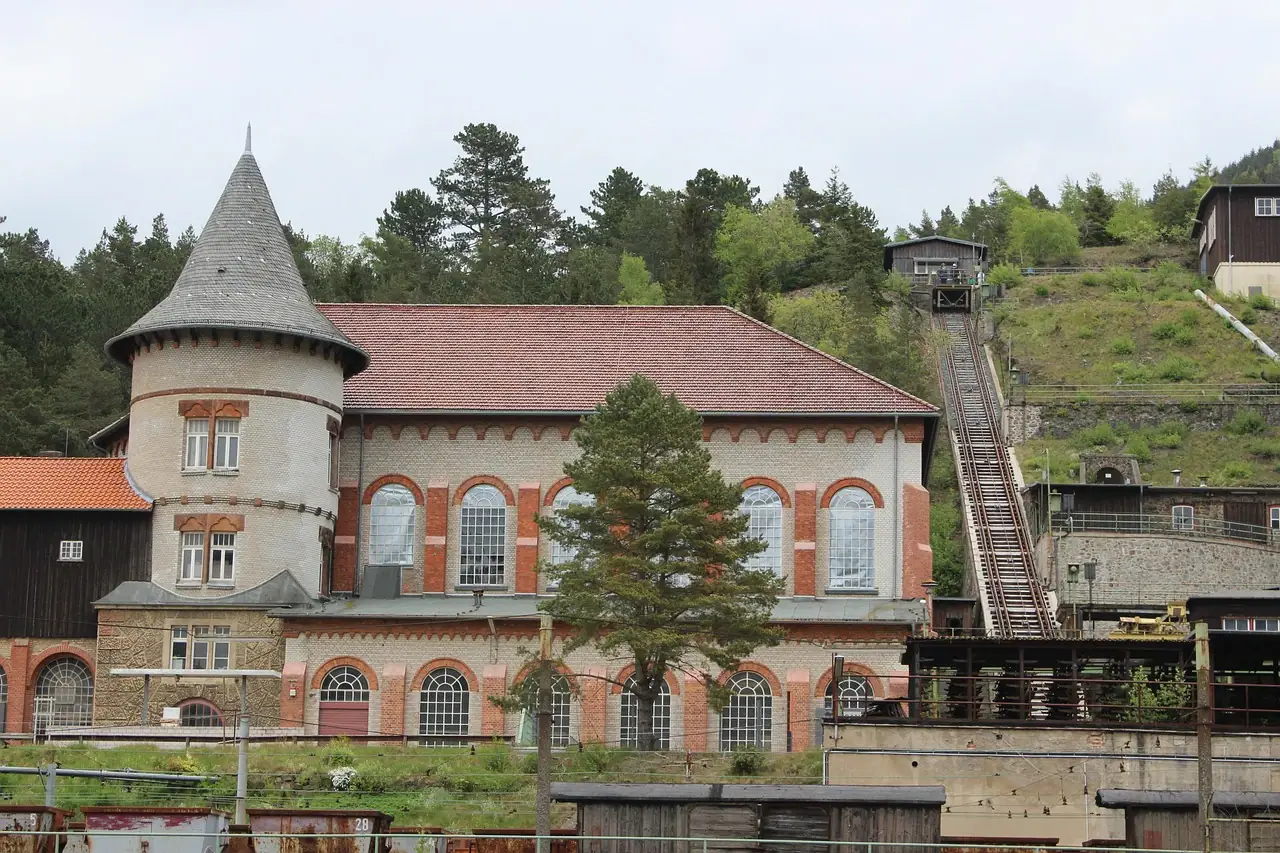 Besucherbergwerk Rammelsberg Ein Bergwerk mit Turm auf einem Hügel.