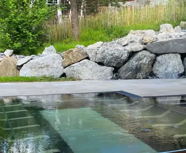 Ein Außenwhirlpool mit Liegen. 