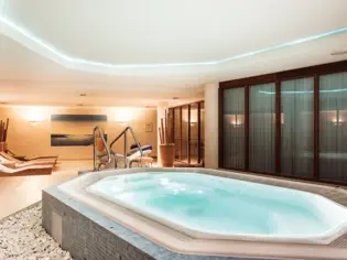 Whirlpool in einem Zimmer