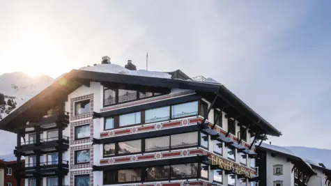 Gebäude mit Schneedecke auf dem Dach.