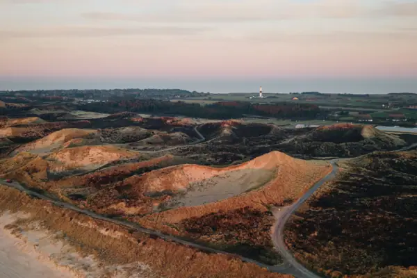 Landschaft mit Hügeln und bewölktem Himmel im Freien
