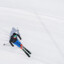 Person beim Skifahren auf einer Piste