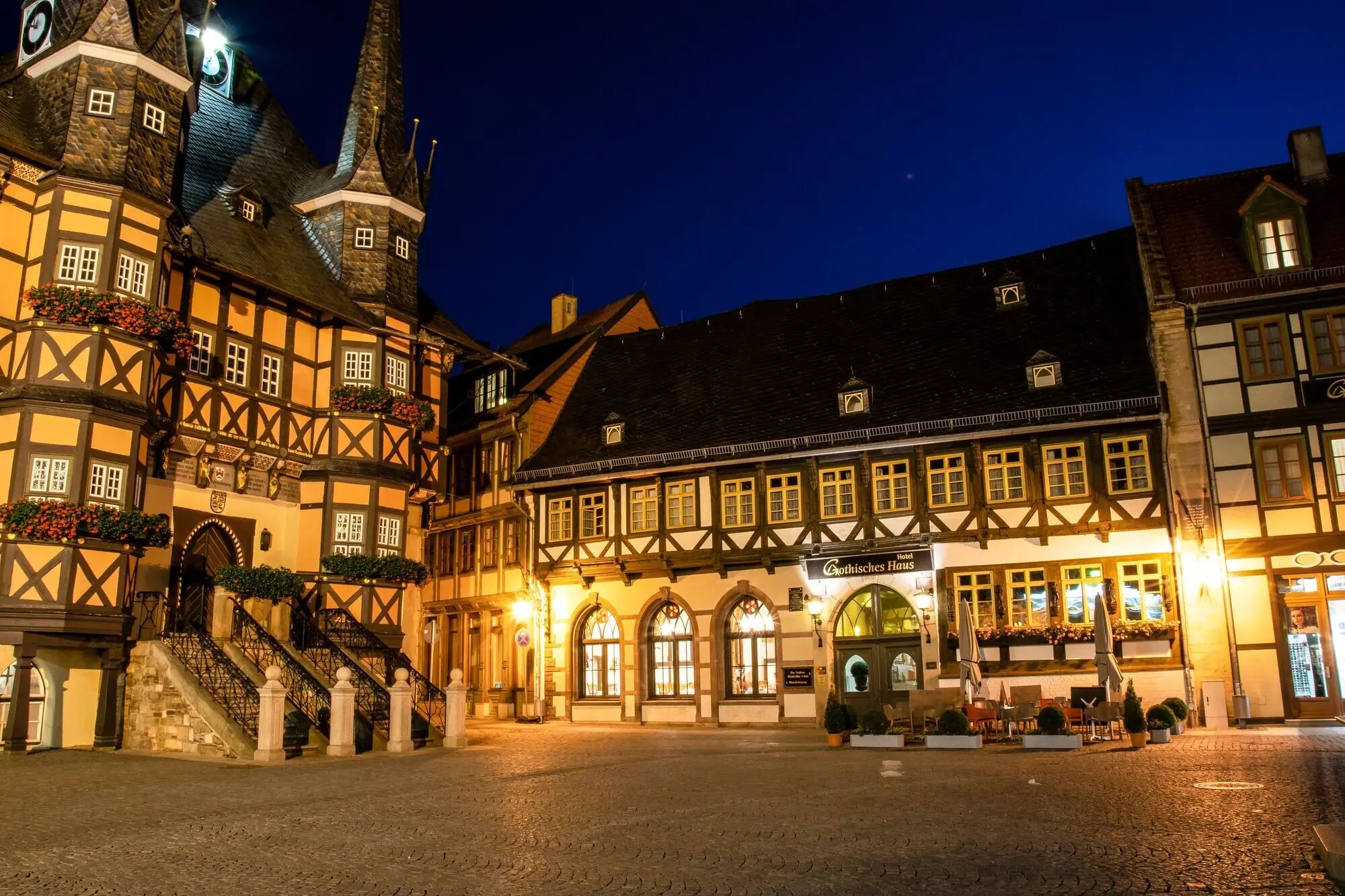 Gebäude mit Turm und Treppe bei Nacht