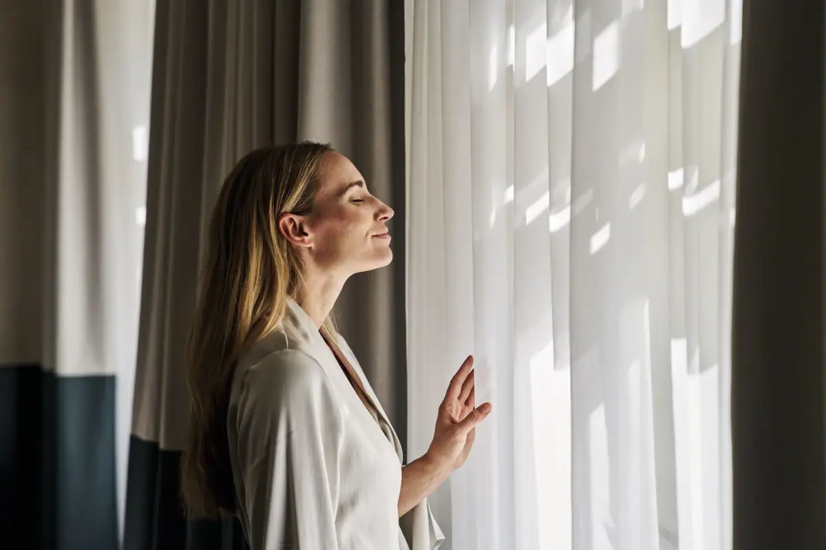 Eine Frau schaut aus einem Fenster.