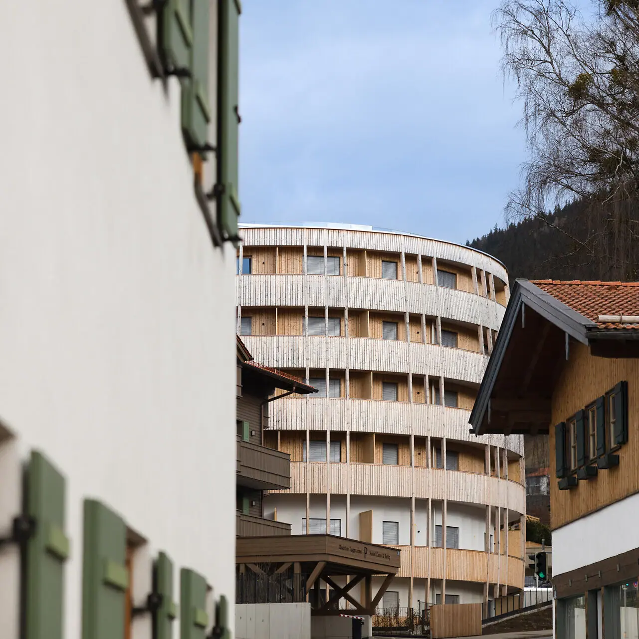 A-ROSA Hotel Tegernsee Ein Gebäude mit vielen Balkonen.