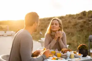 Ein Mann und eine Frau sitzen an einem Tisch mit Essen.
