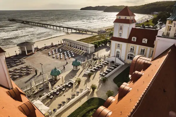 Ein Gebäude am Strand mit einem Pier im Vordergrund.