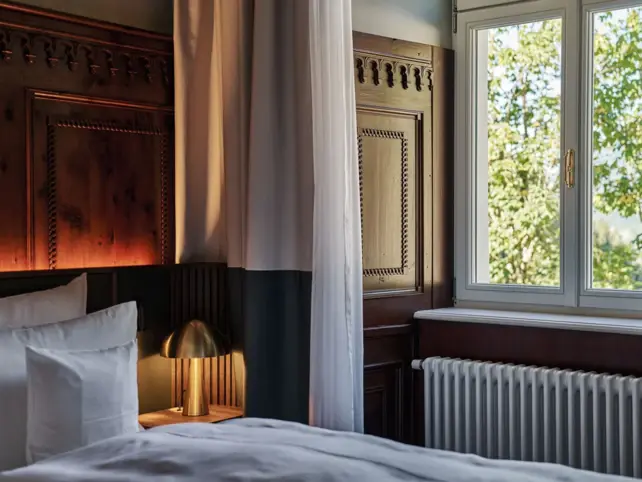 Schlafzimmer mit einem Bett und einem großen Fenster.