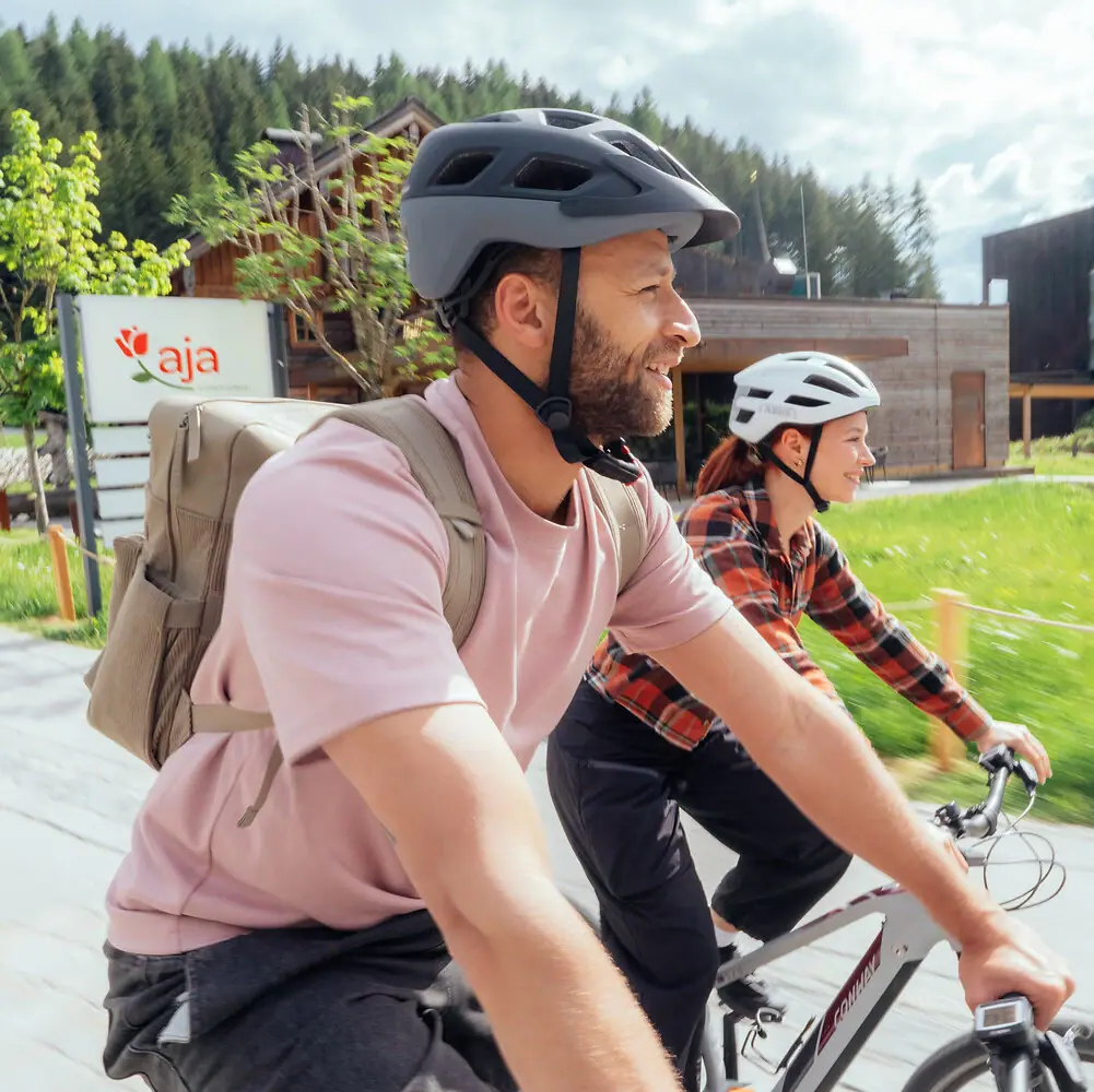 Ein Mann und eine Frau fahren Fahrrad.