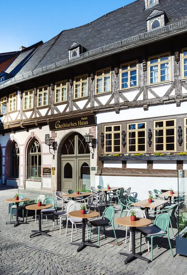 Ein Raum mit Tischen und Stühlen.