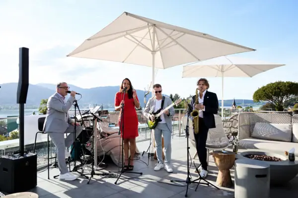 Eine Gruppe von Menschen, die singen und Instrumente spielen.
