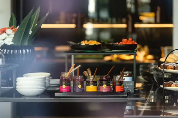 Gläser mit Marmelade und Schalen auf einem Tisch