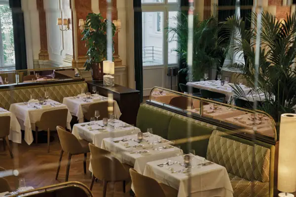 Ein Restaurant mit Tischen und Stühlen.