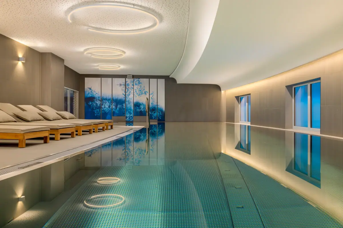 poolarea Innenpool in einem Gebäude mit modernem Design.