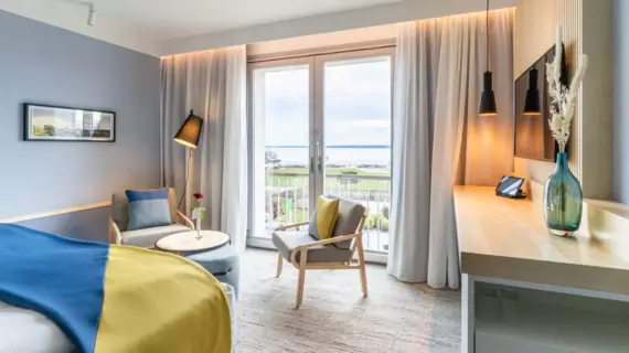 Ein Hotelzimmer mit Meerblick im A-ROSA Travemünde.