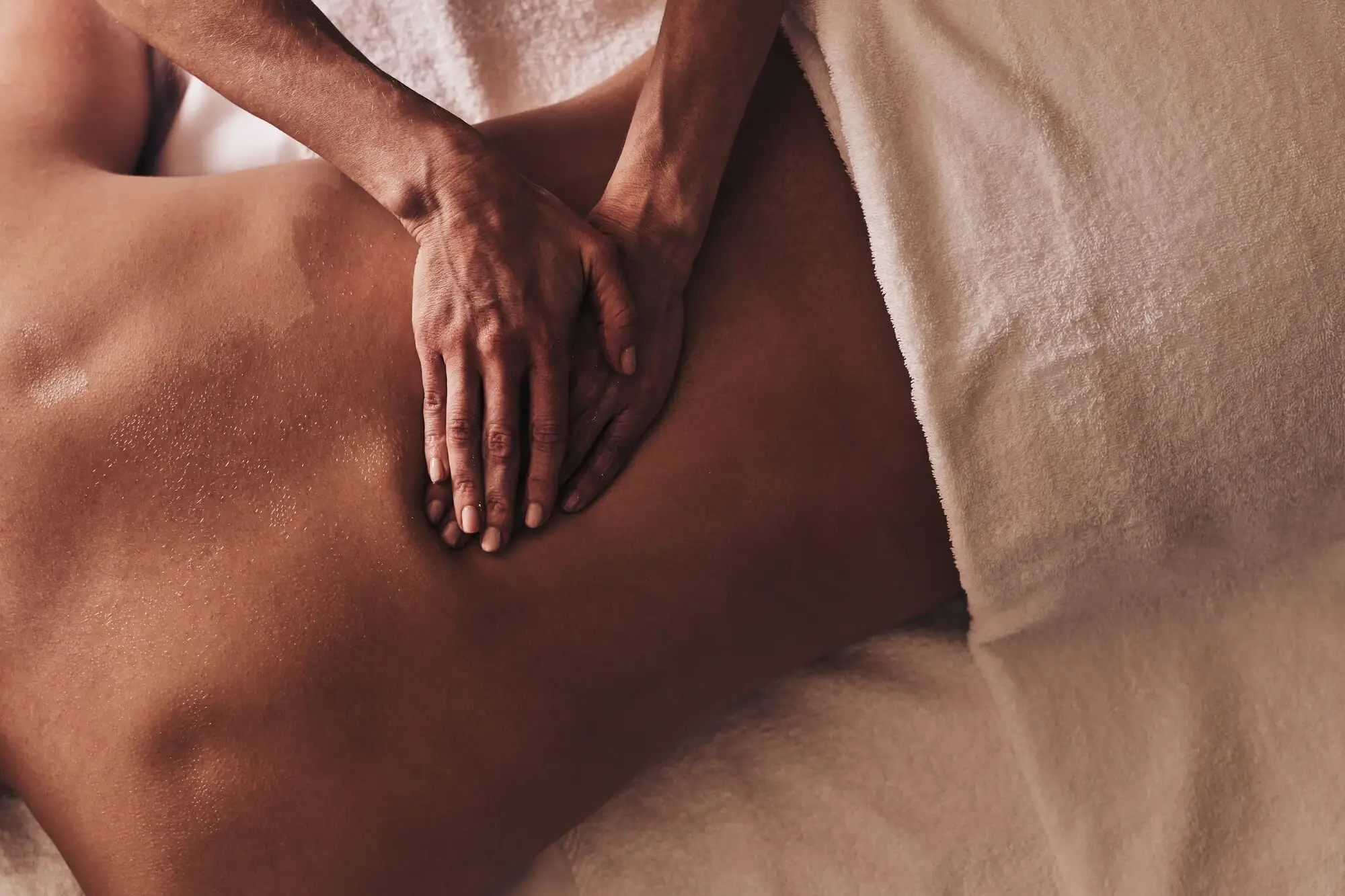 Eine Person erhält eine Rückenmassage.