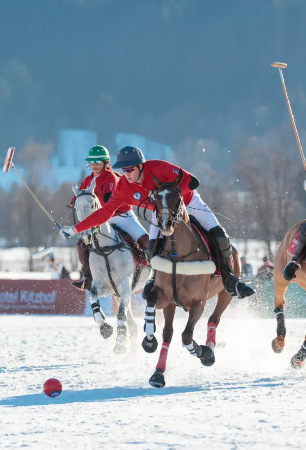 Gruppe von Personen spielt Polo im Schnee.