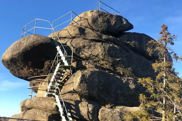 Steintreppe auf einem Felsen im Freien