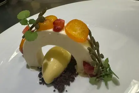 Ein Teller mit kunstvoll angerichteten Speisen auf einem Tisch.