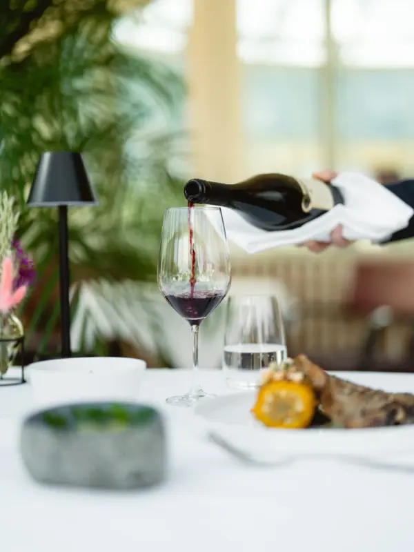 Ein Glas mit Rotwein