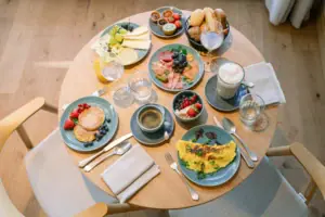 Ein Tisch mit Tellern voller Speisen und Getränken.