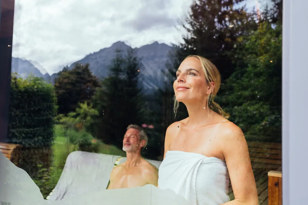Eine frau in der Sauna vom A-ROSA Ifen Hotel Kleinwalsertal.