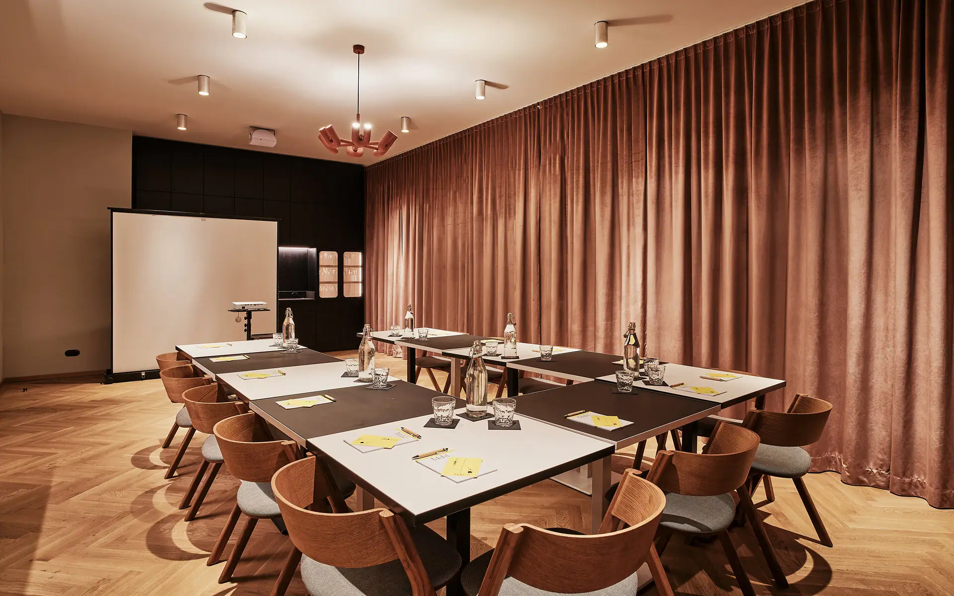Ein Tagungsraum mit einem großen Tisch und Stühlen.