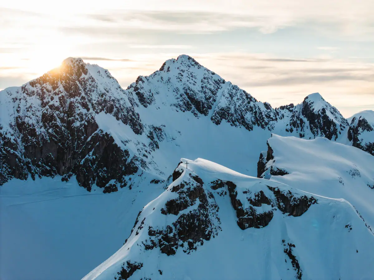 Schneebedeckte Berggipfel im Freien unter klarem Himmel.