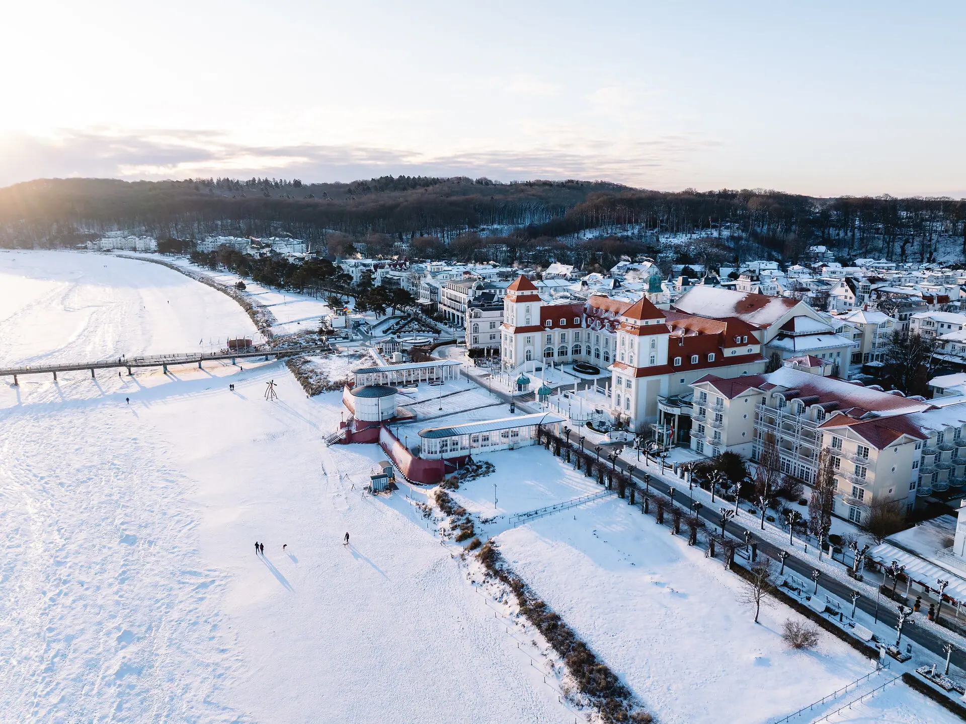 Schneebedeckte Stadt mit Gebäuden und einer Brücke.