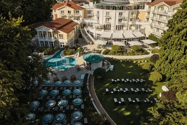 Luftaufnahme eines Gebäudes mit zwei Pools