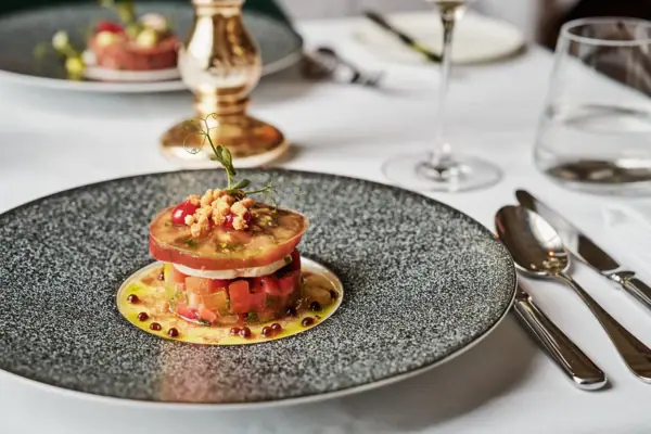 Ein Teller mit exquisitem Essen im Straubinger Grand Hotel Bad Gastein.