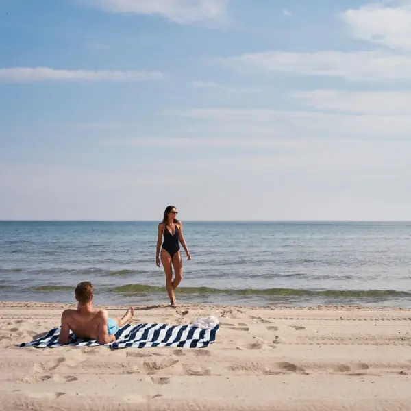 Ein Mann und eine Frau am Strand.