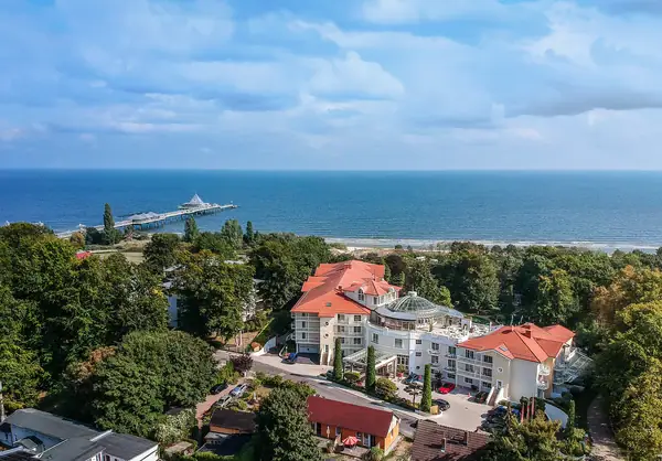Großes Gebäude mit Pier im Hintergrund.