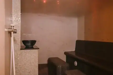 Dampfbad Travemünde Ein Raum mit einer Schüssel auf einer Theke.