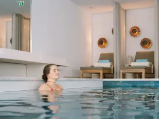 Eine Frau in einem Schwimmbecken.