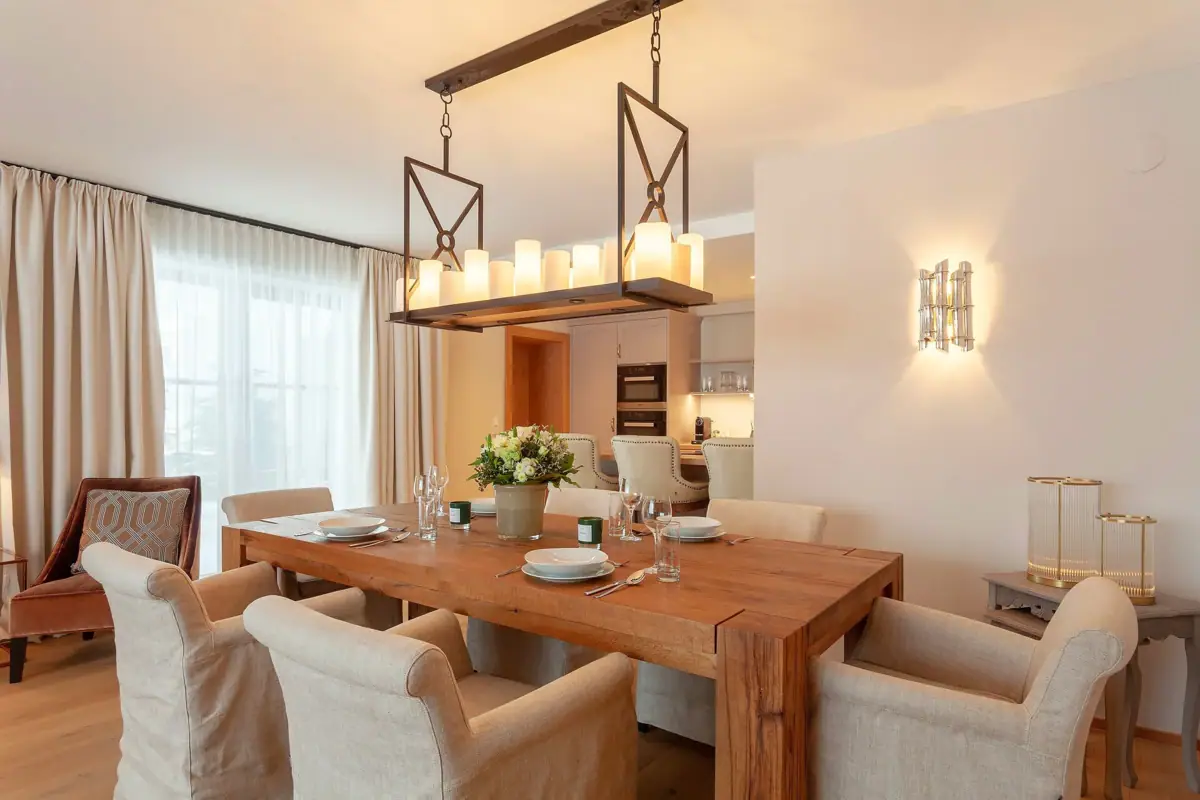 Esszimmer mit Tisch und Stühlen