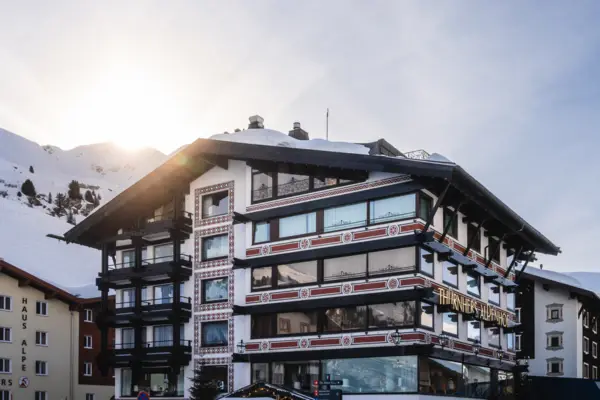 Gebäude mit Schneedecke unter einem bewölkten Himmel.