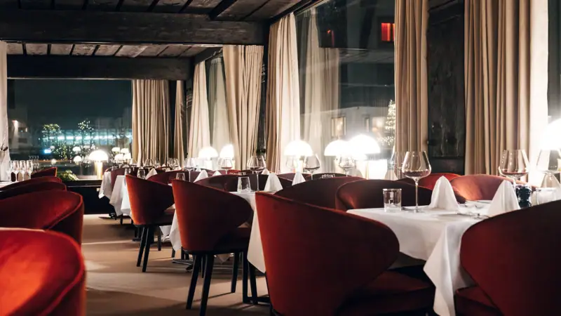 Ein Restaurant mit Tischen und Stühlen.
